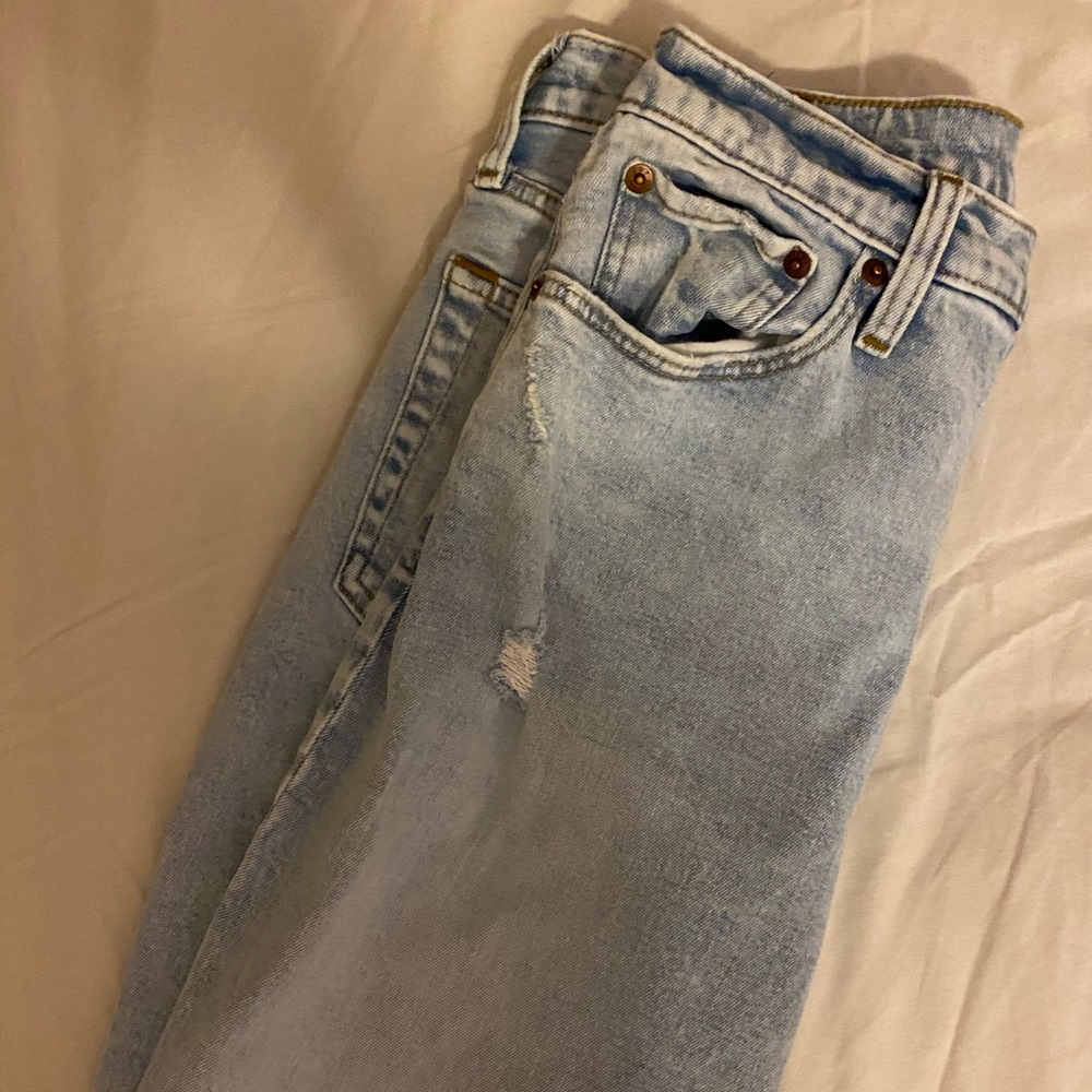 light wash denim distressed baggy/mom jeans from abercrombie !!